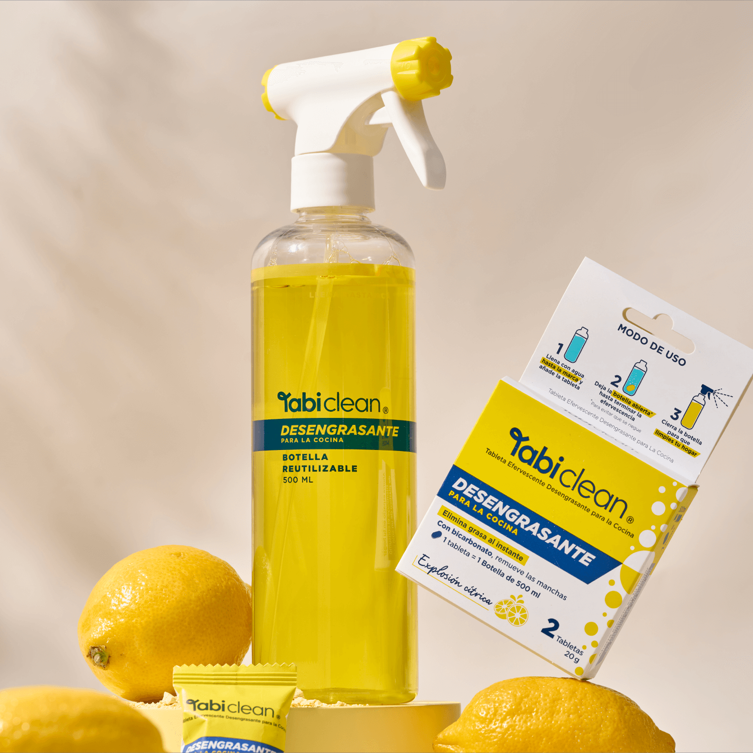 Desengrasante de cocina aplicado en estufa para eliminar grasa difícil